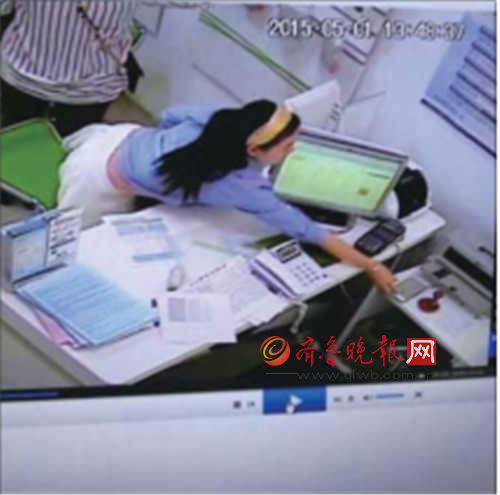 1 日,在解放路电信营业厅,民警查看监控视频。戴伟摄影