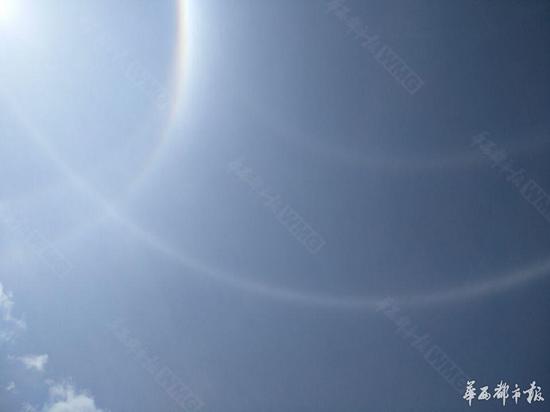 西昌上空现罕见4环日晕伴彩虹 壮观瑰丽