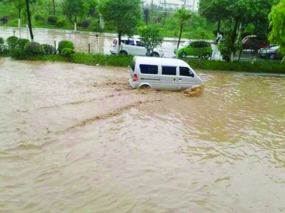 凌晨大雨致贵阳花溪大道等被淹 积水最深70厘