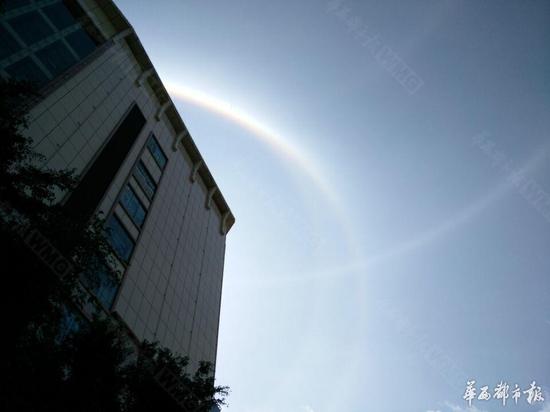 西昌上空现罕见4环日晕伴彩虹 壮观瑰丽