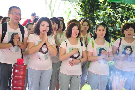 邓丽君逝世20周年 歌迷齐聚墓前含泪合唱追思