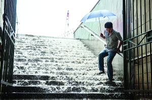 暴雨袭来,地下通道台阶成了瀑布
