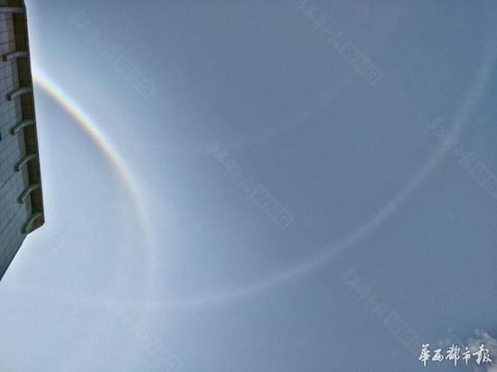 西昌上空现罕见4环日晕伴彩虹 壮观瑰丽