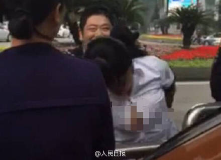 女子违章与交警撕扯 自解衣扣称遭非礼