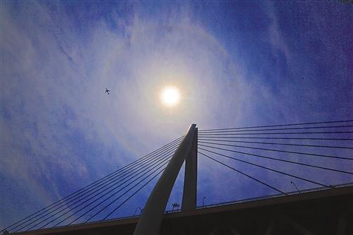 重庆昨现日晕奇观 后面都是落雨天