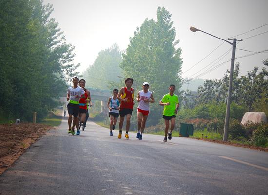 三十岗马拉松跑马体验团母亲节温情开跑