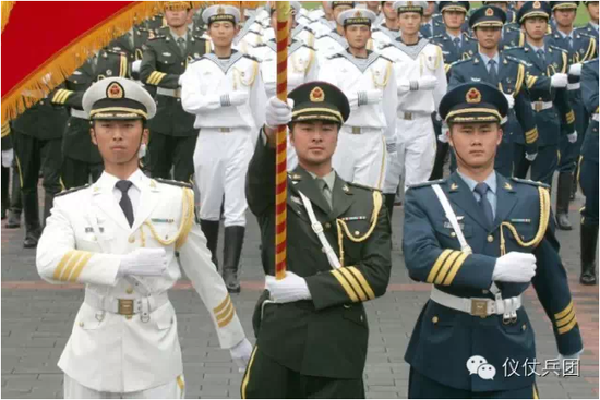 解放军三军仪仗队亮相红场,中间为海军护旗手山东潍坊小伙张洪杰(图片来源:网络)