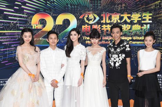 《栀子花开》剧组现身闭幕红毯,导演何炅携张慧雯,张予曦,李心艾,宋轶