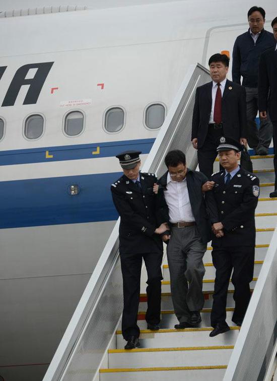 “红色通缉令”2号嫌犯李华波被遣返回国