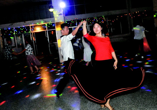 5月8日晚，济南大学的学生在舞池中翩翩起舞。　　本报记者 左庆 摄
