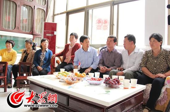 5月9日下午，李本涛曹县老家的家人全程观看了红场阅兵仪式