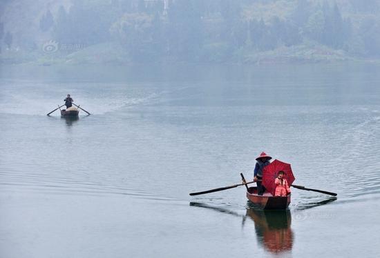 四川广安一水库区近百名学生每日划船上学