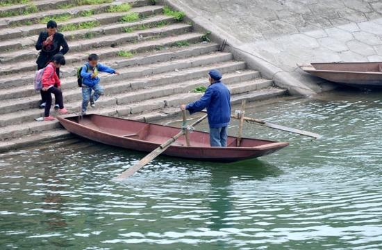 四川广安一水库区近百名学生每日划船上学