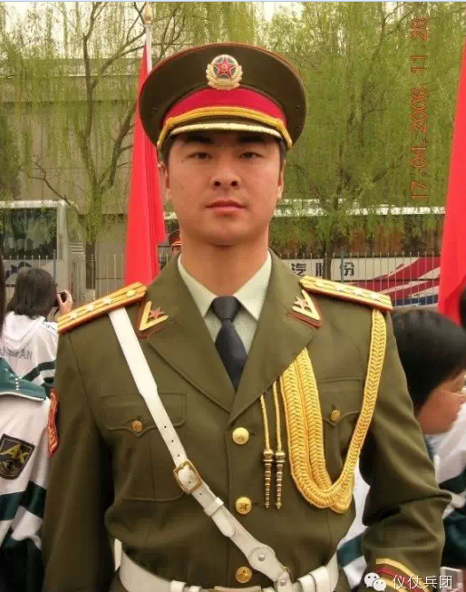 中国三军仪仗队海军护旗手山东潍坊小伙张洪杰(图片来源:网络)