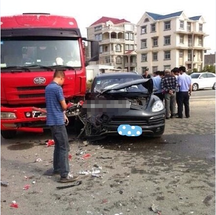 福清江阴挂车与保时捷相撞 保时捷维修费约40