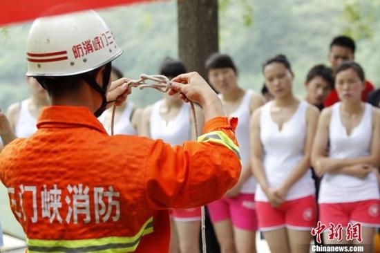 河南三門峽，一支女子漂流救護隊在豫西大峽谷亮相。