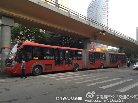 南昌首条BRT9日运行调试 公交车身27米