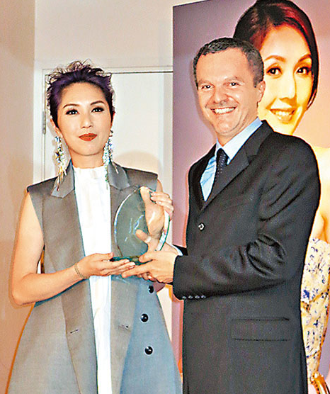 杨千嬅获香港萨兰托国际电影节大会颁发奖项。