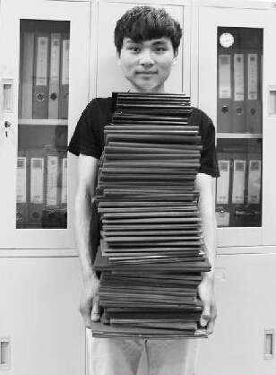 孫夢濤抱著一部分證書，有說不出的無奈