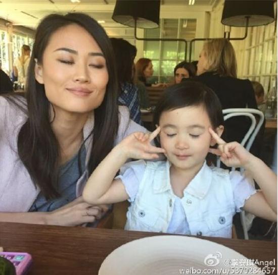 正文    奥莉比剪刀手卖萌与妈妈合照   新浪娱乐讯 李小鹏妻子李安琪