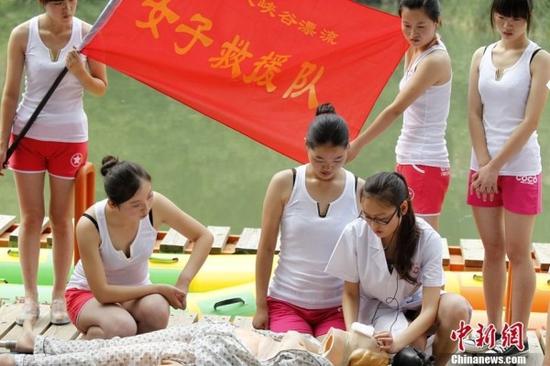 河南三門峽，一支女子漂流救護隊在豫西大峽谷亮相。
