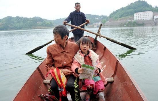四川广安一水库区近百名学生每日划船上学