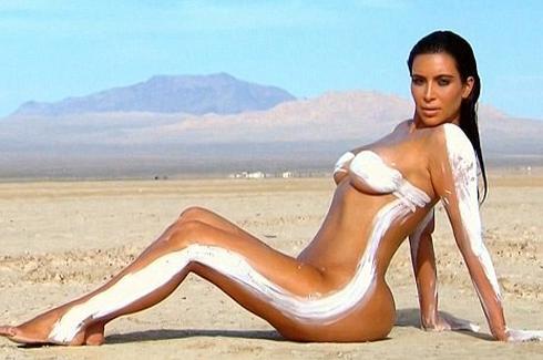 卡戴珊全裸销魂躺沙漠