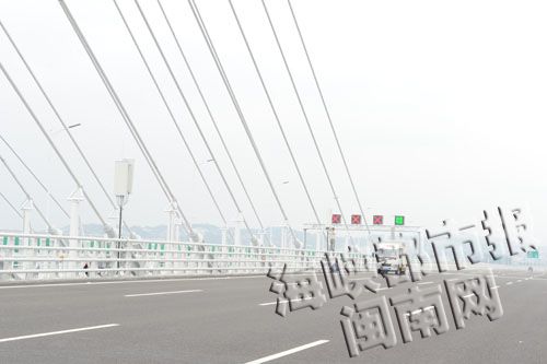 泉州湾跨海大桥正在进行最后扫尾工作