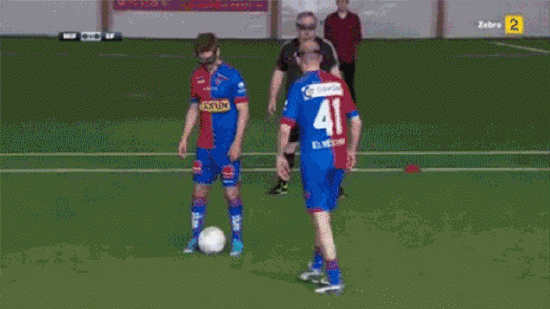 视频:如何踢一场亮瞎眼的虚拟现实足球赛? |虚