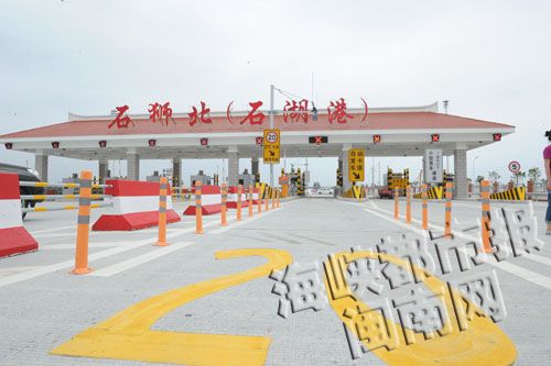 从石狮北(石湖港)收费站可进入大桥
