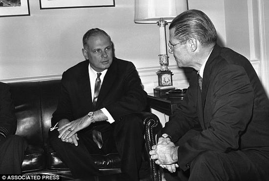 1963年，美国五角大楼，时任美国国防部长罗伯特-麦克纳马拉（左）正与加拿大国防部长（右）赫勒交谈。赫勒现年91岁，2005年首次公开表示相信地球上存在外星人，成为第一位发表这种言论的高官。