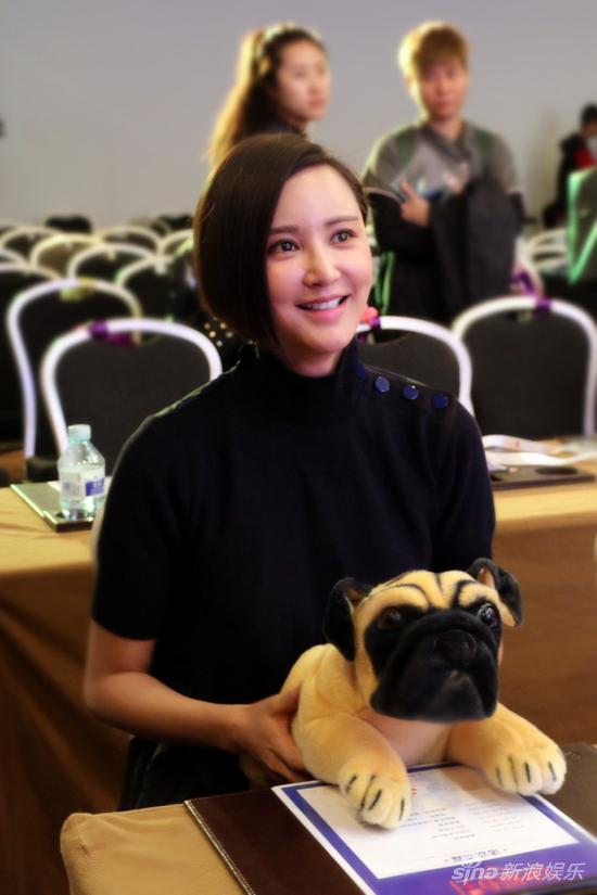 张歆艺与宠物狗合照