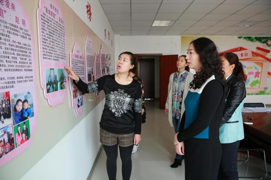 阿荣旗妇联深入妇女之家督导寻找“最美家庭”活动