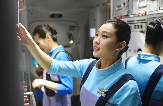 厦航空乘全面换装