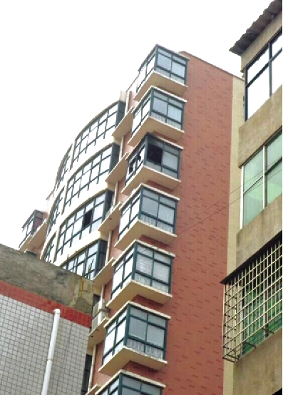 案發現場窗戶被熏黑