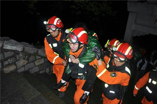 黑夜里年轻的消防战士