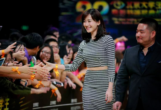 与大学生亲切互动