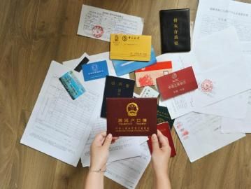 5月10日,周女士拿出许多证件和证明,却难以在银行取出父亲310元钱的存款。