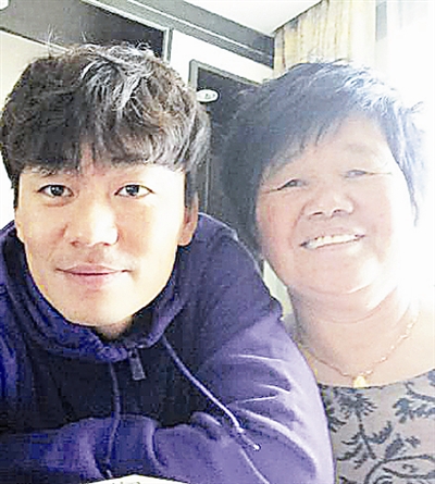 王宝强与母亲合照
