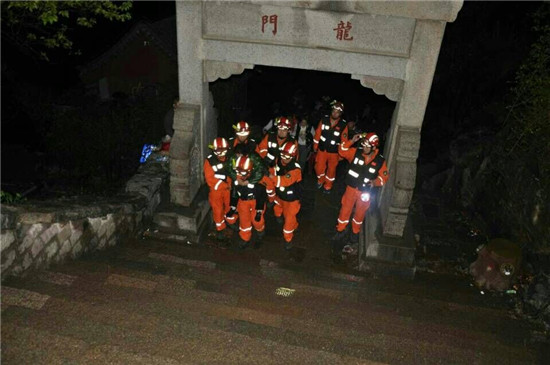 消防官兵赶来与老人汇合