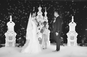 ■陈奕博主持婚礼几乎没有过失误。本报记者 杜倩倩 南开宇 摄