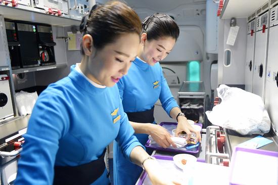 厦航空乘全面换装