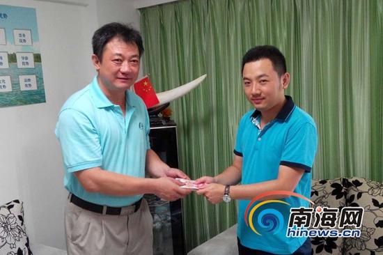 5月8日,海口市旅行社协会为因车祸不幸离世的导游员邓宇家属捐赠1万元爱心基金,帮助这个家庭度过难关。(海口市旅行社协会供图)