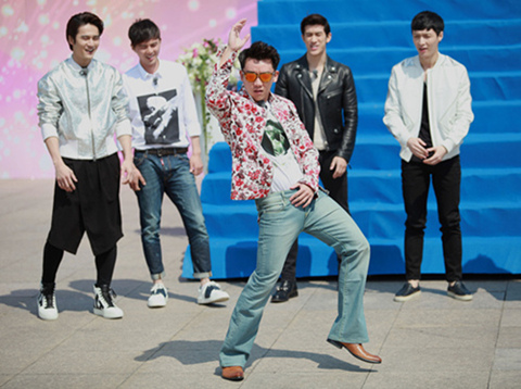 跑男2郑恺喇叭裤配花衬衫化身霹雳舞王|奔跑吧