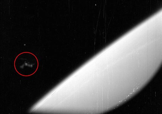 UFO调查员斯科特-瓦林声称发现有力证据证明外星人一直在监视美国宇航局的太空探索活动。他所说的证据是55年前宇航局的“水星”计划拍摄的一幅照片（如图）。“水星”计划是宇航局第一项将人类送入太空的探索任务。科学家表示类似这样惊世骇俗的观点实际上由所谓的“空想性错视”所致。空想性错视即人类的大脑将模糊、随机的图像赋予实际意义。