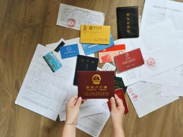 5月10日,周女士拿出许多证件和证明,却难以在银行取出父亲410元钱的存款。
