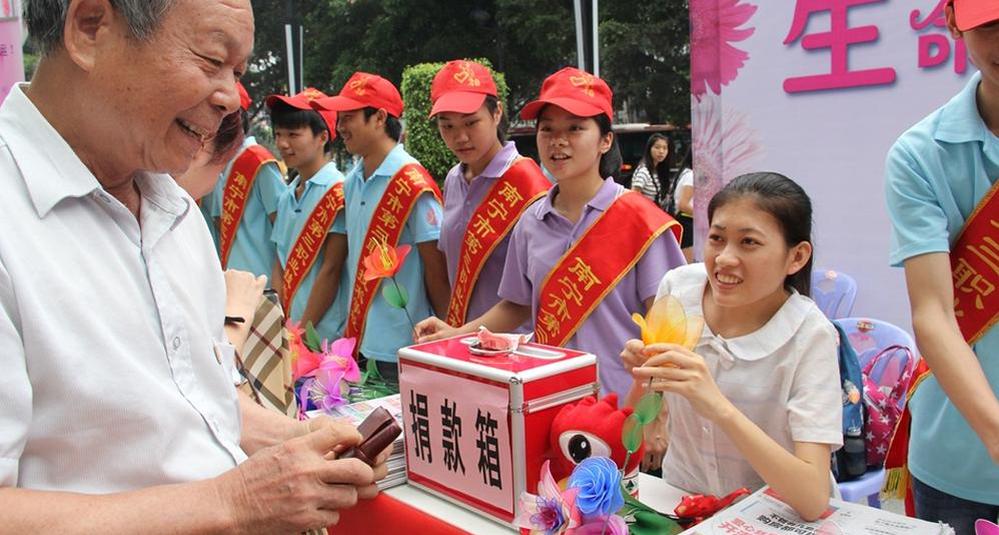 母校师生做花义卖