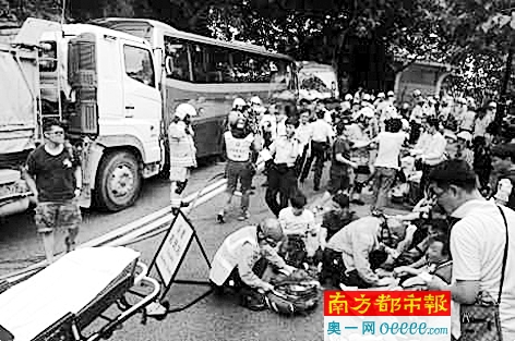 港岛南区香岛道上,三车相撞事故致53人受伤,17人较严重。 网友供图
