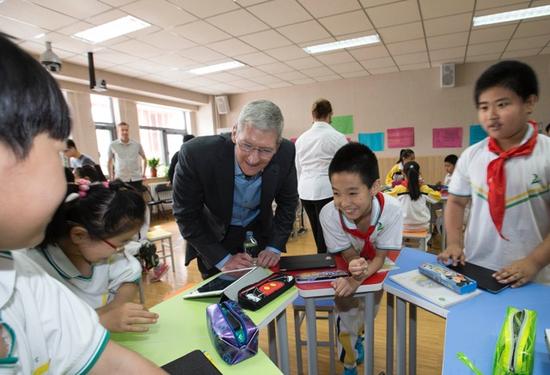 库克在多媒体教室观摩iPad教学课