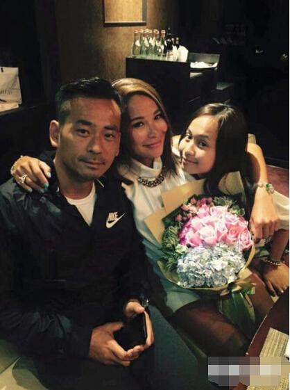 正宫陈慧玲和丈夫女儿的合影照